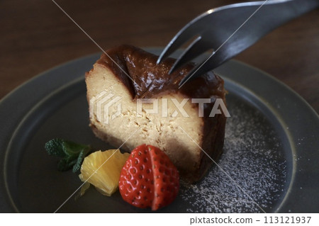 Caramel cheesecake served with strawberries and mandarin oranges Caramel cheesecake served with strawberries and mandarin oranges 113121937