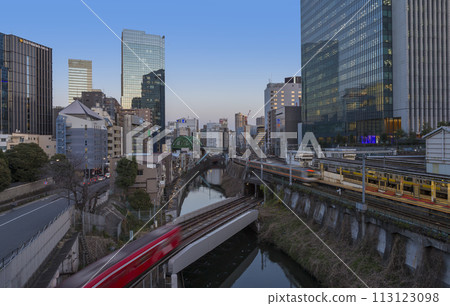 禦茶水車站的御茶水風景 夜景 點亮禦茶水車站列車大樓 113123098