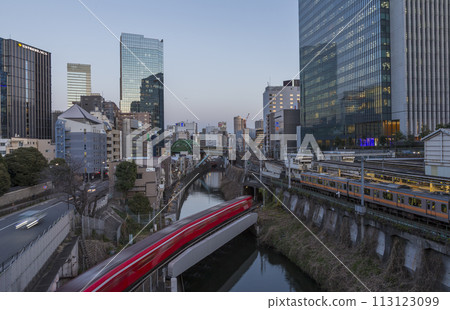 禦茶水車站的御茶水風景 夜景 點亮禦茶水車站列車大樓 113123099