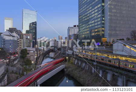 禦茶水車站的御茶水風景 夜景 點亮禦茶水車站列車大樓 113123101