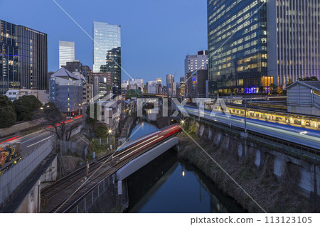 禦茶水車站的御茶水風景 夜景 點亮禦茶水車站列車大樓 113123105