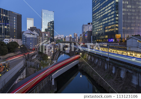 禦茶水車站的御茶水風景 夜景 點亮禦茶水車站列車大樓 113123106