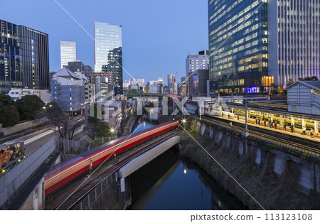 禦茶水車站的御茶水風景 夜景 點亮禦茶水車站列車大樓 113123108