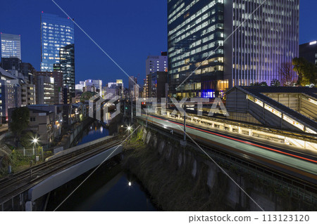 禦茶水車站的御茶水風景 夜景 點亮禦茶水車站列車大樓 113123120