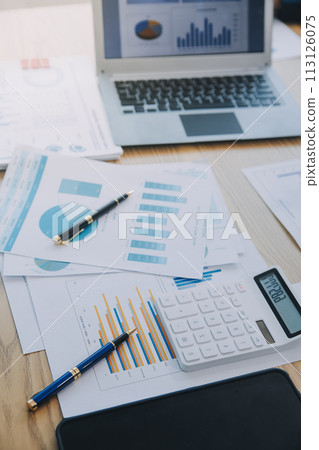 Meeting to present the Finance Executive business team. Discuss meetings to plan work, investment projects, analysis strategies, and discuss financial graphs and company budgets in the office. 113126075