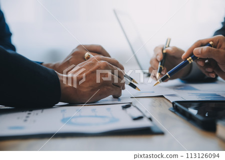 Meeting to present the Finance Executive business team. Discuss meetings to plan work, investment projects, analysis strategies, and discuss financial graphs and company budgets in the office. 113126094