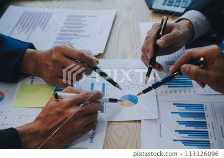 Meeting to present the Finance Executive business team. Discuss meetings to plan work, investment projects, analysis strategies, and discuss financial graphs and company budgets in the office. 113126096