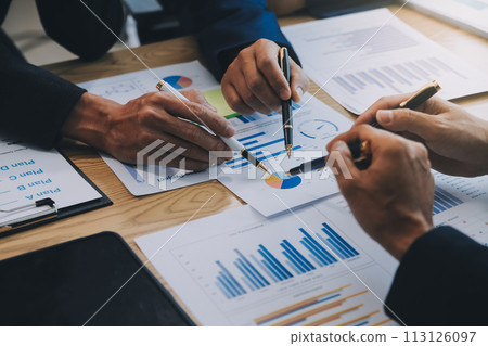 Meeting to present the Finance Executive business team. Discuss meetings to plan work, investment projects, analysis strategies, and discuss financial graphs and company budgets in the office. 113126097