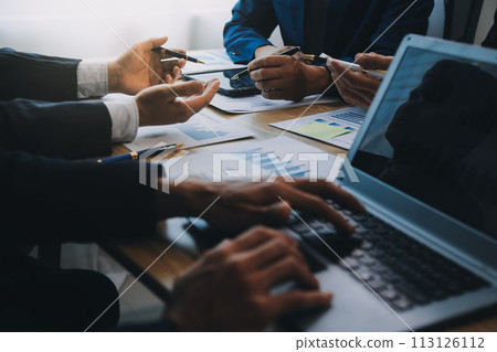 Meeting to present the Finance Executive business team. Discuss meetings to plan work, investment projects, analysis strategies, and discuss financial graphs and company budgets in the office. 113126112