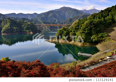 秋天的宮瀨湖，秋葉的丹澤山 113129141