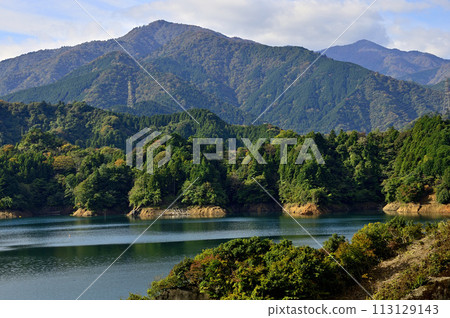 秋天的宮瀨湖和紅葉的丹澤山脈，中間是本間香頭，後右是白岳 113129143