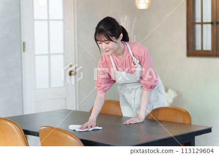 在咖啡館工作的女職員 113129604