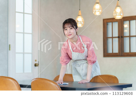 在咖啡館工作的女職員 在咖啡館工作的女職員 113129608