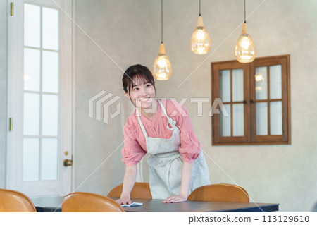 在咖啡館工作的女職員 113129610