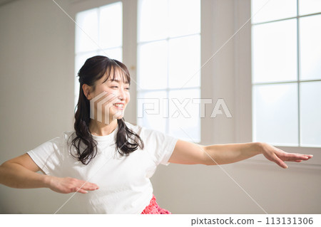 跳草裙舞的中年婦女 跳草裙舞的中年婦女 113131306