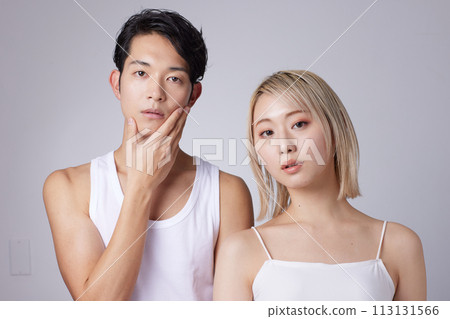 兩位年輕男女的美容護膚形象肖像 113131566