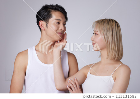 兩位年輕男女的美容護膚形象肖像 兩位年輕男女的美容護膚形象肖像 113131582