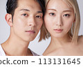 兩位年輕男女的美容護膚形象肖像 113131645