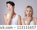 兩位年輕男女的美容護膚形象肖像 113131657