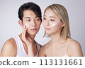 兩位年輕男女的美容護膚形象肖像 113131661