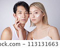 兩位年輕男女的美容護膚形象肖像 113131663
