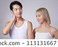 兩位年輕男女的美容護膚形象肖像 113131667