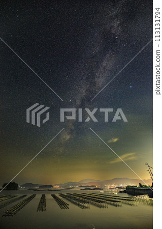 瀨戶內夏日星空:瀨戶內天空升起的銀河,排列著牡蠣架 瀨戶內夏日星空:瀨戶內天空升起的銀河,排列著牡蠣架 113131794
