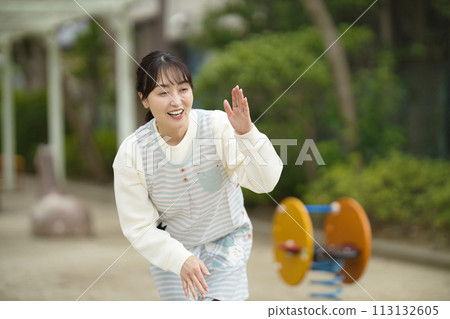 幼兒園老師在公園照顧孩子們 113132605