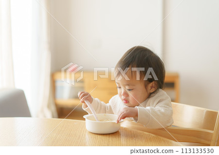 嬰兒吃嬰兒食品 113133530