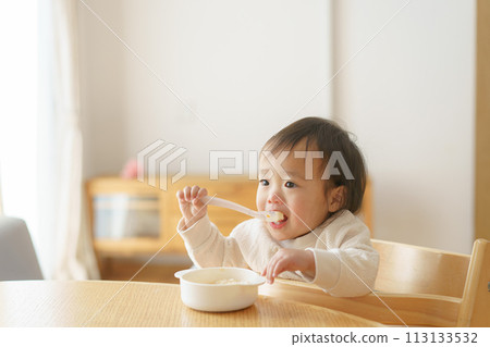 嬰兒吃嬰兒食品 嬰兒吃嬰兒食品 113133532