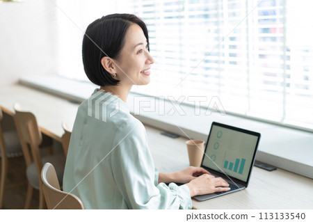 研究計算機的婦女 113133540