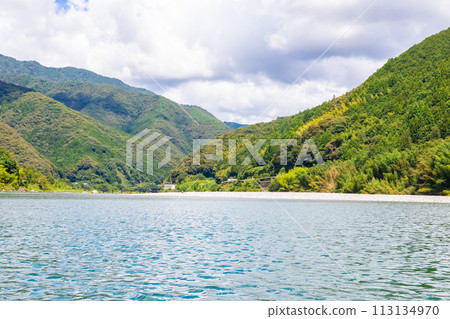 夏天從高知縣仁淀川船屋看到的風景和藍天 夏天從高知縣仁淀川船屋看到的風景和藍天 113134970