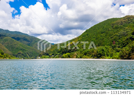 夏天從高知縣仁淀川船屋看到的風景和藍天 夏天從高知縣仁淀川船屋看到的風景和藍天 113134971