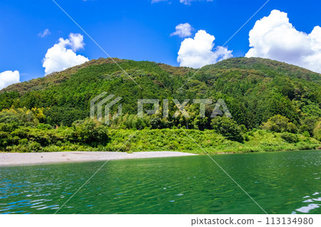 Scenery and blue sky from a pleasure boat on the Niyodo River in Kochi Prefecture in summer Scenery and blue sky from a pleasure boat on the Niyodo River in Kochi Prefecture in summer 113134980
