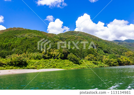 Scenery and blue sky from a pleasure boat on the Niyodo River in Kochi Prefecture in summer Scenery and blue sky from a pleasure boat on the Niyodo River in Kochi Prefecture in summer 113134981