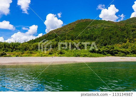 Scenery and blue sky from a pleasure boat on the Niyodo River in Kochi Prefecture in summer Scenery and blue sky from a pleasure boat on the Niyodo River in Kochi Prefecture in summer 113134987