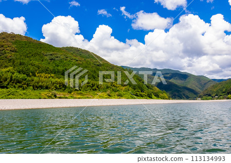 夏天從高知縣仁淀川船屋看到的風景和藍天 夏天從高知縣仁淀川船屋看到的風景和藍天 113134993