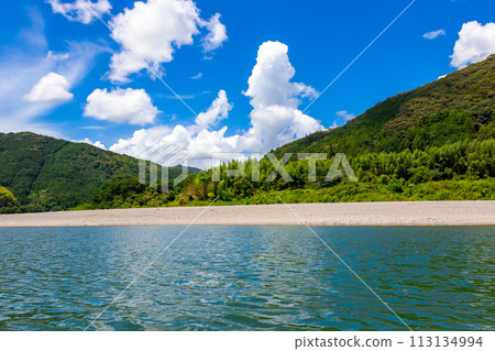 夏天從高知縣仁淀川船屋看到的風景和藍天 夏天從高知縣仁淀川船屋看到的風景和藍天 113134994