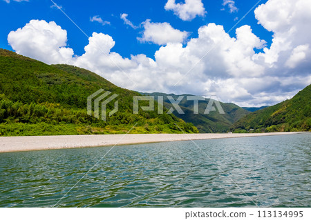 Scenery and blue sky from a pleasure boat on the Niyodo River in Kochi Prefecture in summer Scenery and blue sky from a pleasure boat on the Niyodo River in Kochi Prefecture in summer 113134995