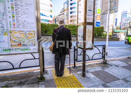 日本東京的城市景觀、老化社會、戴口罩的人們…東京戴自慰的人數減少了... = 31日，東京（池袋站） 113135103