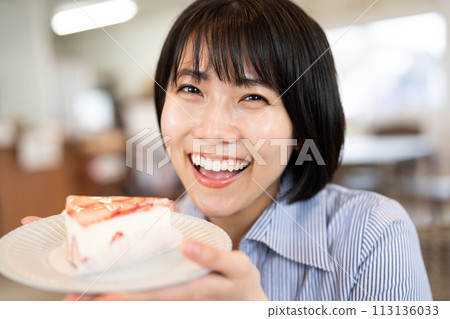 微笑著拿著草莓蛋糕的女人 113136033