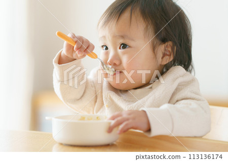 嬰兒吃嬰兒食品 113136174