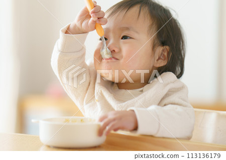 嬰兒吃嬰兒食品 113136179