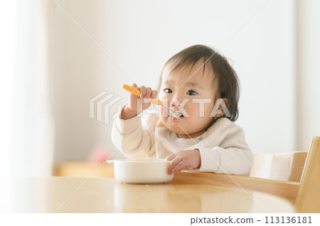 嬰兒吃嬰兒食品 113136181