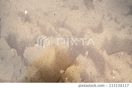 清澈溪流淺水區出現的沙紋（背景素材） 113138117