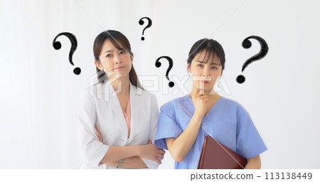 一群憂心忡忡的女醫護人員 一群憂心忡忡的女醫護人員 113138449