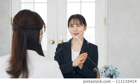 兩個女人在辦公室說話 113138454