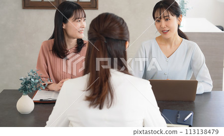 Group of businesswomen meeting in office 113138479