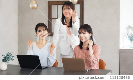 一群穿著休閒服的女性在辦公室工作 一群穿著休閒服的女性在辦公室工作 113138486