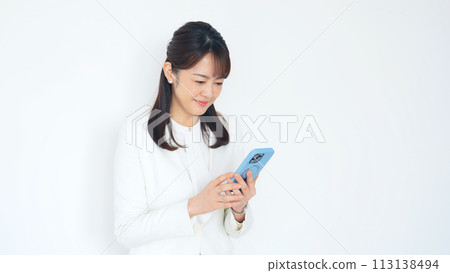 中年婦女微笑著使用智慧型手機 中年婦女微笑著使用智慧型手機 113138494